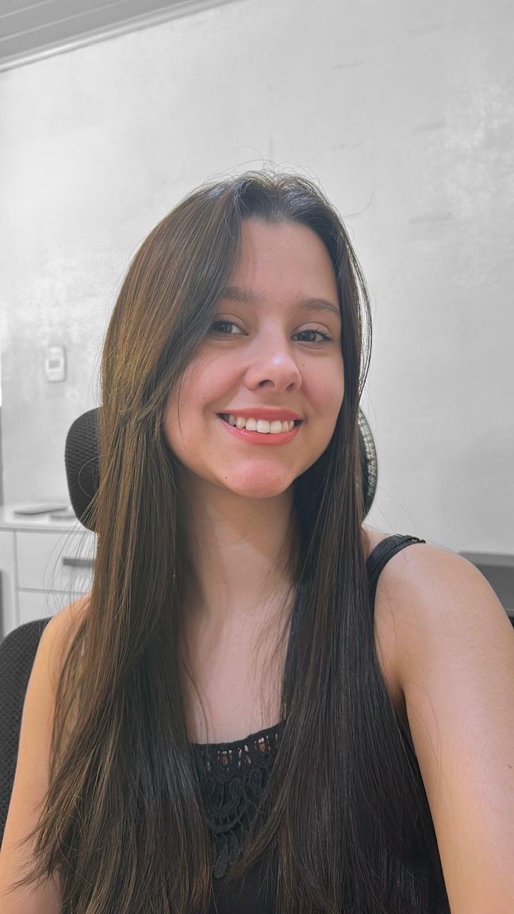 Renata Omena sorrindo com cabelo liso bonito